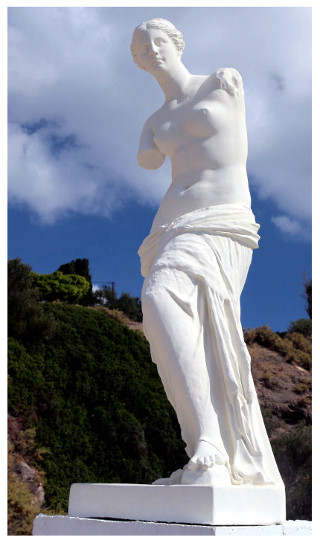 Na ostrově Milos je k vidění mnoho krás, také kopie sochy Venuše která zde byla nalezena. Venuše mélská. (Venus de Milo).